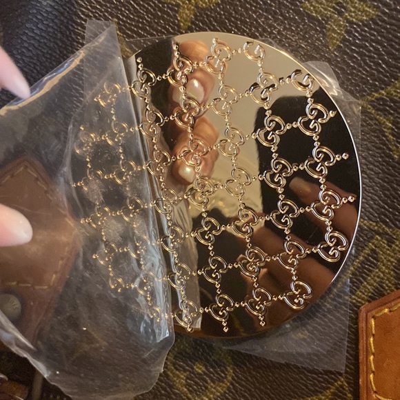 Authentic Gucci make up mirror, great travel mirror, great to keep with you $135 - Picture 5 of 7